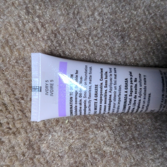 Mary Kay matte wear liq foundation, 1fl oz, ivory 5 - Picture 2 of 2